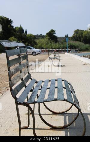 Panca che si affaccia sul mare a Agnos, Corfu, Grecia Foto Stock