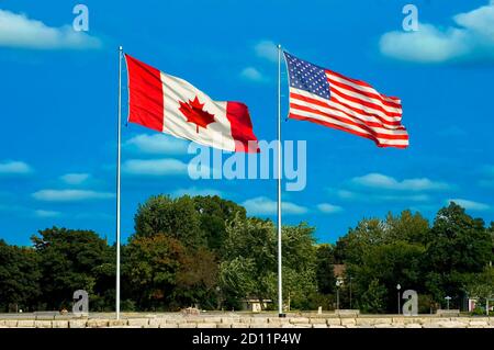 L'americano e canadese bandiera volare fianco a fianco a Port Huron Michigan e Sarnia Ontario Canada Foto Stock