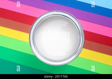 Aprire le lattine di smalto per vernice su campioni di tavolozza dei colori. Il concetto di riparazione, costruzione. Foto Stock