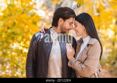 Romantici amanti teneri si sussurrano parole d'amore Foto Stock