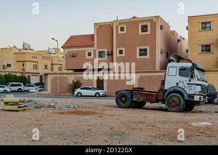 Camion e divano in un'area libera Foto Stock