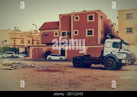 Camion e divano in un'area libera Foto Stock