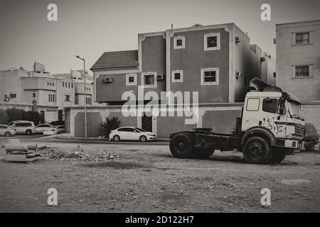 Camion e divano in un'area libera Foto Stock