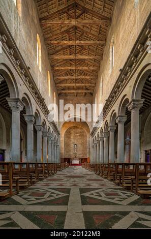 Duomo di Viterbo, Italia. Interno romanico del XII secolo della Cattedrale di San Lorenzo, Viterbo, Lazio, Italia. Foto Stock