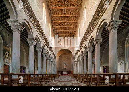 Duomo di Viterbo, Italia. Interno romanico del XII secolo della Cattedrale di San Lorenzo, Viterbo, Lazio, Italia. Foto Stock