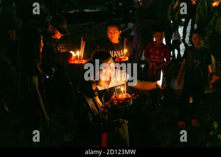 Luang Prabang, Laos. 4 Ott 2020. La gente prende un selfie prima di galleggiare piccole barche a candela lungo il fiume Mekong a Luang Prabang, Laos, il 3 ottobre 2020. Durante il festival Boun Lai Heua Fai, la gente adornò la città con lanterne, sfilò con e più tardi galleggiò grandi barche di drago e piccole 'barche' fatte da alberi di banana che trasportano fiori, incenso e candele lungo il fiume Mekong per lasciare che la fortuna si allontani e che la fortuna fluisca dentro. Credit: Kaikeo Saiyasane/Xinhua/Alamy Live News Foto Stock