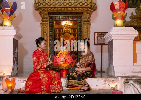 Luang Prabang, Laos. 4 Ott 2020. La gente posa per le foto con le lanterne a Luang Prabang, Laos, il 3 ottobre 2020. Durante il festival Boun Lai Heua Fai, la gente adornò la città con lanterne, sfilò con e più tardi galleggiò grandi barche di drago e piccole 'barche' fatte da alberi di banana che trasportano fiori, incenso e candele lungo il fiume Mekong per lasciare che la fortuna si allontani e che la fortuna fluisca dentro. Credit: Kaikeo Saiyasane/Xinhua/Alamy Live News Foto Stock