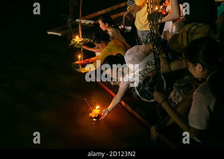 Luang Prabang, Laos. 4 Ott 2020. Le persone galleggiano piccole barche a lume di candela lungo il fiume Mekong a Luang Prabang, Laos, il 3 ottobre 2020. Durante il festival Boun Lai Heua Fai, la gente adornò la città con lanterne, sfilò con e più tardi galleggiò grandi barche di drago e piccole 'barche' fatte da alberi di banana che trasportano fiori, incenso e candele lungo il fiume Mekong per lasciare che la fortuna si allontani e che la fortuna fluisca dentro. Credit: Kaikeo Saiyasane/Xinhua/Alamy Live News Foto Stock