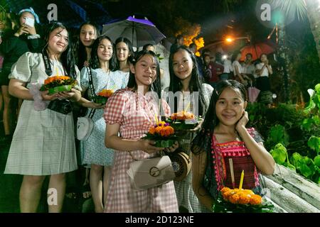 Luang Prabang, Laos. 4 Ott 2020. La gente si prepara a galleggiare piccole barche a lume di candela lungo il fiume Mekong a Luang Prabang, Laos, il 3 ottobre 2020. Durante il festival Boun Lai Heua Fai, la gente adornò la città con lanterne, sfilò con e più tardi galleggiò grandi barche di drago e piccole 'barche' fatte da alberi di banana che trasportano fiori, incenso e candele lungo il fiume Mekong per lasciare che la fortuna si allontani e che la fortuna fluisca dentro. Credit: Kaikeo Saiyasane/Xinhua/Alamy Live News Foto Stock