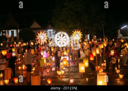 Luang Prabang, Laos. 4 Ott 2020. Lanterne illuminate sono viste su una strada a Luang Prabang, Laos, il 3 ottobre 2020. Durante il festival Boun Lai Heua Fai, la gente adornò la città con lanterne, sfilò con e più tardi galleggiò grandi barche di drago e piccole 'barche' fatte da alberi di banana che trasportano fiori, incenso e candele lungo il fiume Mekong per lasciare che la fortuna si allontani e che la fortuna fluisca dentro. Credit: Kaikeo Saiyasane/Xinhua/Alamy Live News Foto Stock