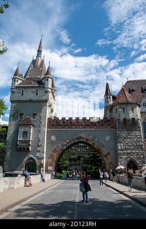 Una donna si ferma per scattare una foto. Il castello di Vajdahunyad è un castello situato nel parco cittadino di Budapest, in Ungheria. Foto Stock