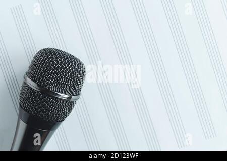 micro primo piano dall'alto che canta la voce Foto Stock