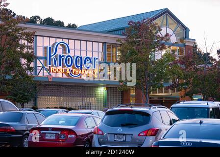 Negozio di alimentari e farmacia Kroger al tramonto a Snellville (Metro Atlanta), Georgia. (STATI UNITI) Foto Stock