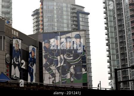 I migliori giocatori di Vancouver Canucks da sinistra, Jakob Markstrom, Jake Virtanen, Quinn Hughes, Brock Boeser, Bo Horvat ed Elias Petterson sono raffigurati su una d Foto Stock