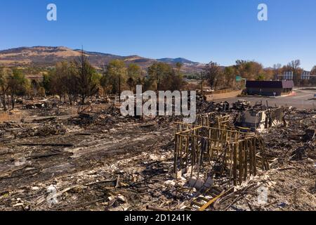 Stazione di gas bruciato nell'area di Phoenix Talent Medford Oregon da Fuoco di Almeda 2020 Foto Stock