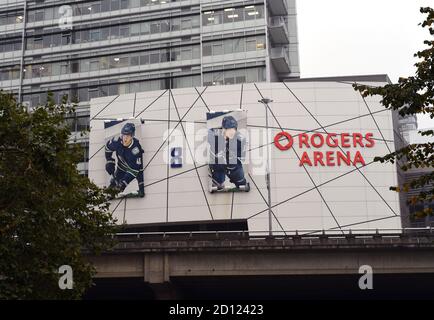 I migliori giocatori di Vancouver Canucks da sinistra, Elias Petterson e Bo Horvat , sono raffigurati su un'esposizione sul lato della casa arena di Canucks, Rogers Aren Foto Stock