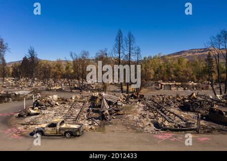 Case bruciate e automobili causate dal fuoco di Almeda dell'Oregon meridionale Foto Stock