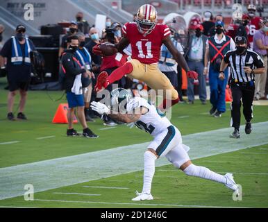 Santa Clara, California, Stati Uniti. 4 Ott 2020. San Francisco 49ers ampio ricevitore Brandon Aiyuk (11) salta sopra Philadelphia Eagles sicurezza Marcus Epps (22) per un touchdown nel suo primo trimestre al Levi's Stadium di Domenica, 4 ottobre 2020 a Santa Clara. Credit: Paul Kitagaki Jr./ZUMA Wire/Alamy Live News Foto Stock