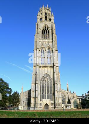 La torre del ceppo di St Botolph dal lato opposto del fiume Witham in tarda estate. Boston, Lincolnshire Foto Stock