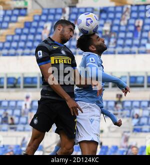 Roma, Italia. 4 Ott 2020. Il FC Inter's Achraf Hakimi (L) viena con Mohamed Fares del Lazio durante una partita di calcio tra Lazio e FC Inter a Roma, 4 ottobre 2020. Credit: Augusto Casasoli/Xinhua/Alamy Live News Foto Stock