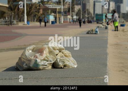 Inquinamento plastico, rivestimenti di bidoni riempiti di rifiuti raccolti sulla spiaggia, Durban, Sud Africa, Golden Mile Waterfront, gestione dei rifiuti, servizi igienici, rifiuti Foto Stock