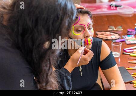 Ritratto di donna con trucco al neon, che ha fatto di vernice fluorescente  in luce ultravioletta Foto stock - Alamy