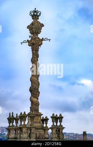 Monumento a pilastri Pelourinho presso la Cattedrale dell'Assunzione di nostra Signora o se Catedral do Porto situato nel centro storico della città vecchia di Porto, Portogallo Foto Stock