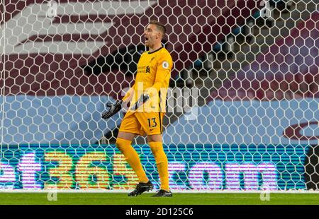 Birmingham, Regno Unito. 5 Ott 2020. Adrian, portiere di Liverpool, si è sviato durante la partita della Premier League inglese tra Aston Villa e Liverpool a Villa Park a Birmingham, in Gran Bretagna, il 4 ottobre 2020. Credit: Xinhua/Alamy Live News Foto Stock