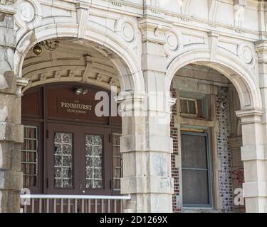 La scuola infestata di Pennhurst, conosciuta anche come Pennhurst Asylum, a causa delle sue condizioni deplorevoli, poco personale e sovraffollate Foto Stock
