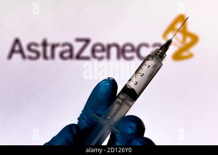 Brasile. 04 ottobre 2020. In questa illustrazione della foto la siringa medica è vista con il logo di AstraZeneca società visualizzato su uno schermo in background Credit: SOPA Images Limited/Alamy Live News Foto Stock