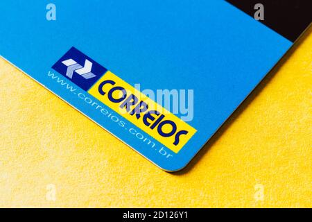 Brasile. 04 ottobre 2020. In questa illustrazione fotografica il logo Correios visto su una carta di credito: SOPA Images Limited/Alamy Live News Foto Stock