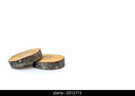 Due cilindri rotondi in legno su sfondo bianco. Può essere utilizzato per la presentazione di prodotti ecologici. Spazio di copia. Vista frontale. Foto Stock