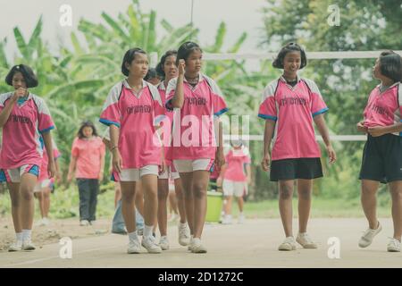 KANCHANABURI THAILANDIA - 18 Luglio : Unidentified studentesse giocare a pallavolo presso il parco pubblico nel luglio 18,2018 in Kanchanaburi, Thailandia Foto Stock