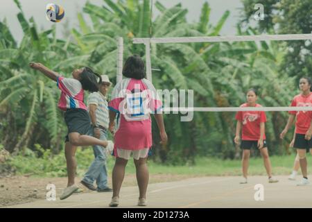 KANCHANABURI THAILANDIA - 18 Luglio : Unidentified studentesse giocare a pallavolo presso il parco pubblico nel luglio 18,2018 in Kanchanaburi, Thailandia Foto Stock