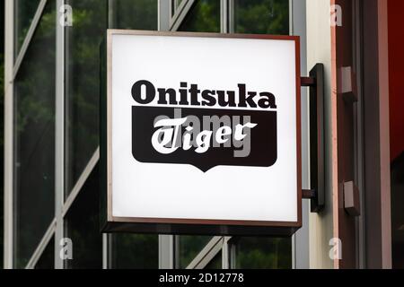 Logo della tigre di Onitsuka visto in uno dei loro negozi. Foto Stock