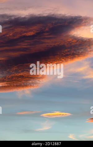 Formazioni di nuvole durante un'alba a Marbella sul Mediterraneo Foto Stock