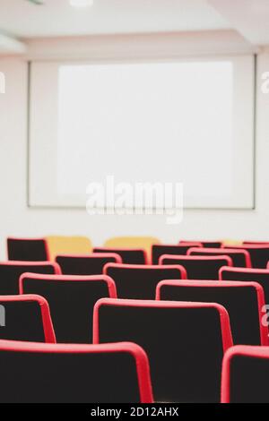 File di sedie rosse disposte nella sala conferenze principale. Foto Stock