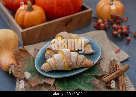 Dolci rotoli di zucca fatti in casa su un tavolo Foto Stock