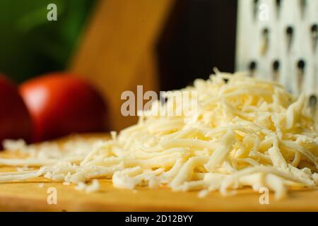 Dispositivo economico sotto forma di lamiera con forature forate per macinare, strofinare il formaggio Foto Stock