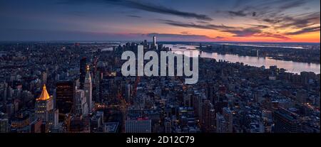 Skyline panoramico aereo di un tramonto a New York City sui grattacieli di Manhattan. Paesaggio urbano di Midtown, Lower Manhattan con il fiume Hudson. NEW YORK Foto Stock
