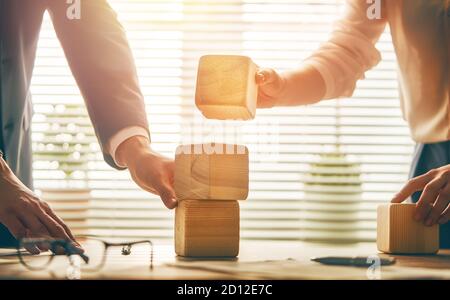 due persone d'affari progettano un progetto. lavoro di squadra in ufficio Foto Stock