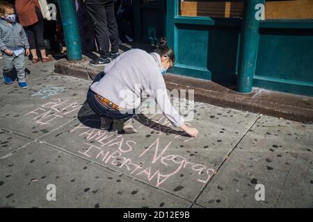 Ogni domenica, fuori dal 40° Precinct, i residenti della sezione Mott Haven del Bronx protestano contro l'arresto illecito di manifestanti pacifici avvenuto il 4 giugno nel Bronx. Le famiglie di Mott Haven affermano che la condotta della polizia durante la protesta è stata una violazione dei diritti umani internazionali e che dovrebbero essere ritenute responsabili. (Foto di Steve Sanchez/Pacific Press) Foto Stock