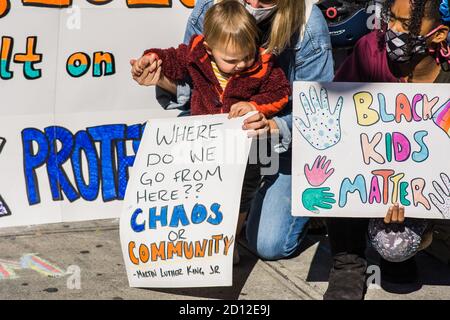 Ogni domenica, fuori dal 40° Precinct, i residenti della sezione Mott Haven del Bronx protestano contro l'arresto illecito di manifestanti pacifici avvenuto il 4 giugno nel Bronx. Le famiglie di Mott Haven affermano che la condotta della polizia durante la protesta è stata una violazione dei diritti umani internazionali e che dovrebbero essere ritenute responsabili. (Foto di Steve Sanchez/Pacific Press) Foto Stock