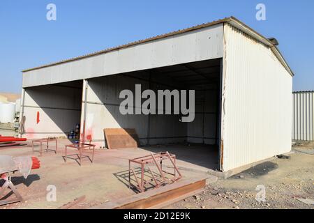 Pannello a sandwich. Costruzione di magazzini industriali e vista interna della struttura del soffitto del tetto. Mascate, Oman Foto Stock