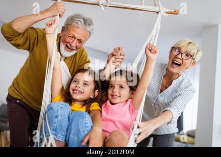 I nipoti si divertono, giocando con i nonni a casa Foto Stock
