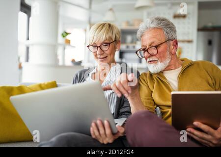 Felice romantico coppia senior abbracciando e godendo della pensione a home Foto Stock