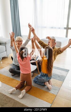 I nipoti si divertono, giocando con i nonni a casa Foto Stock