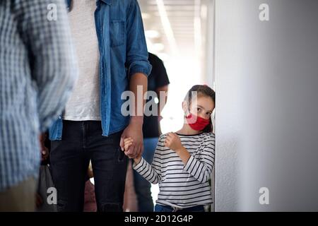 Ritratto di bambino con maschera facciale, coronavirus, covid-19 e concetto di vaccinazione. Foto Stock