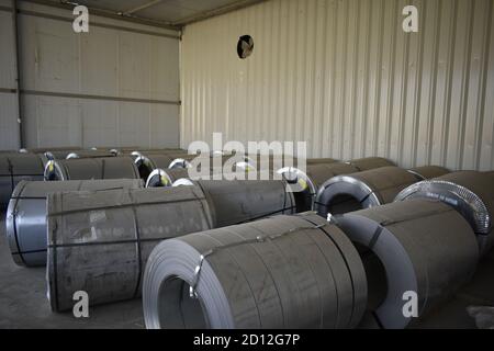 Rotoli di lamiera d'acciaio immagazzinati in magazzino; serpentina d'acciaio galvanizzato in fabbrica di condotte. Rotoli confezionati di lamiera d'acciaio, bobine d'acciaio laminate a freddo. Foto Stock