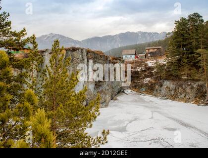 Villaggio nei Monti Altai sulle rive del Fiume Katun Foto Stock